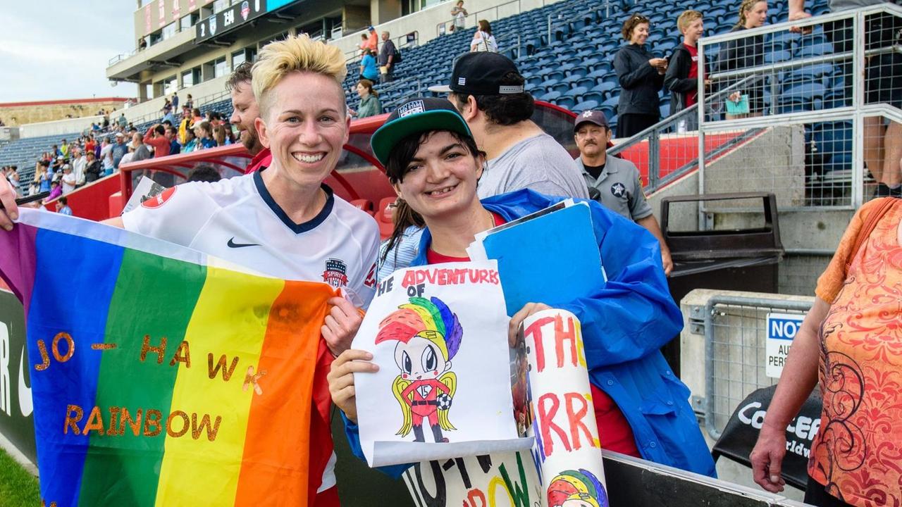 Die ehemalige US-Fußballnationalspielerin Joanna Lohman, die sich zu ihrer Homosexualität bekannt hat Die ehemalige US-Fußballnationalspielerin Joanna Lohman, die sich zu ihrer Homosexualität bekannt hat