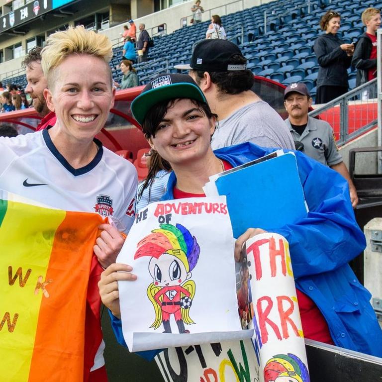 Die ehemalige US-Fußballnationalspielerin Joanna Lohman, die sich zu ihrer Homosexualität bekannt hat Die ehemalige US-Fußballnationalspielerin Joanna Lohman, die sich zu ihrer Homosexualität bekannt hat