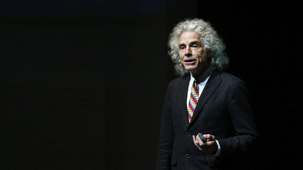 Steven Pinker im Anzug mit bunter Krawatte bei einer Rede in Mexiko, Puebla, beim City of Ideas Festival. Steven Pinker im Anzug mit bunter Krawatte bei einer Rede in Mexiko, Puebla, beim City of Ideas Festival.