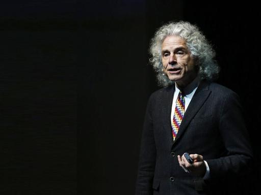 Steven Pinker im Anzug mit bunter Krawatte bei einer Rede in Mexiko, Puebla, beim City of Ideas Festival.