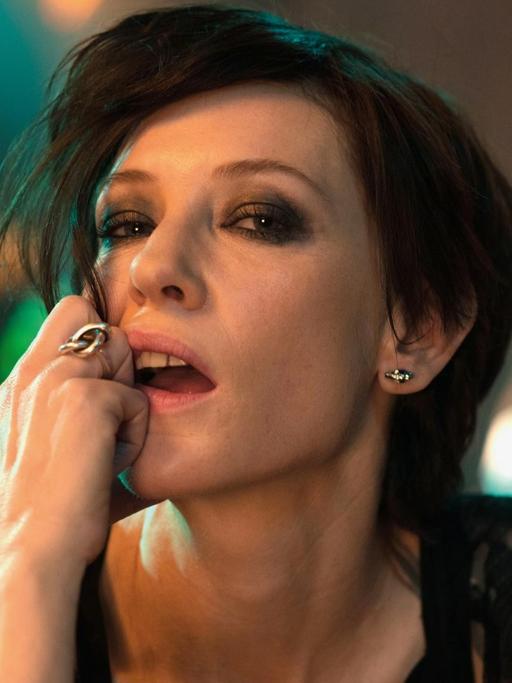 Cate Blanchett als Punkerin in einer Szene des Films "Manifesto". Der Film kommt am 23.11.2017 in die deutschen Kinos.
