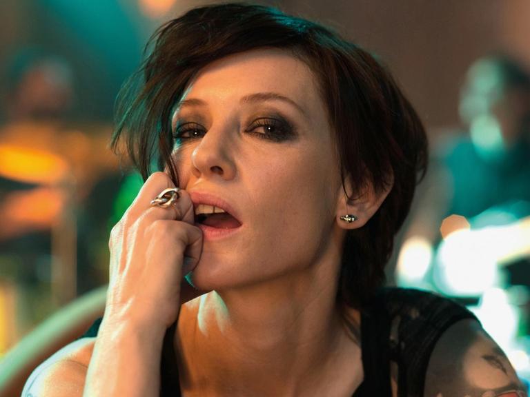 Cate Blanchett als Punkerin in einer Szene des Films "Manifesto". Der Film kommt am 23.11.2017 in die deutschen Kinos.