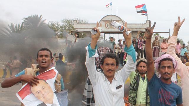 Angehörige der jemenitischen Spezialeinheit, die auf der Seite des Generals Abdel Hafedh al-Sakkaf stehen, vor der Stadt Aden.