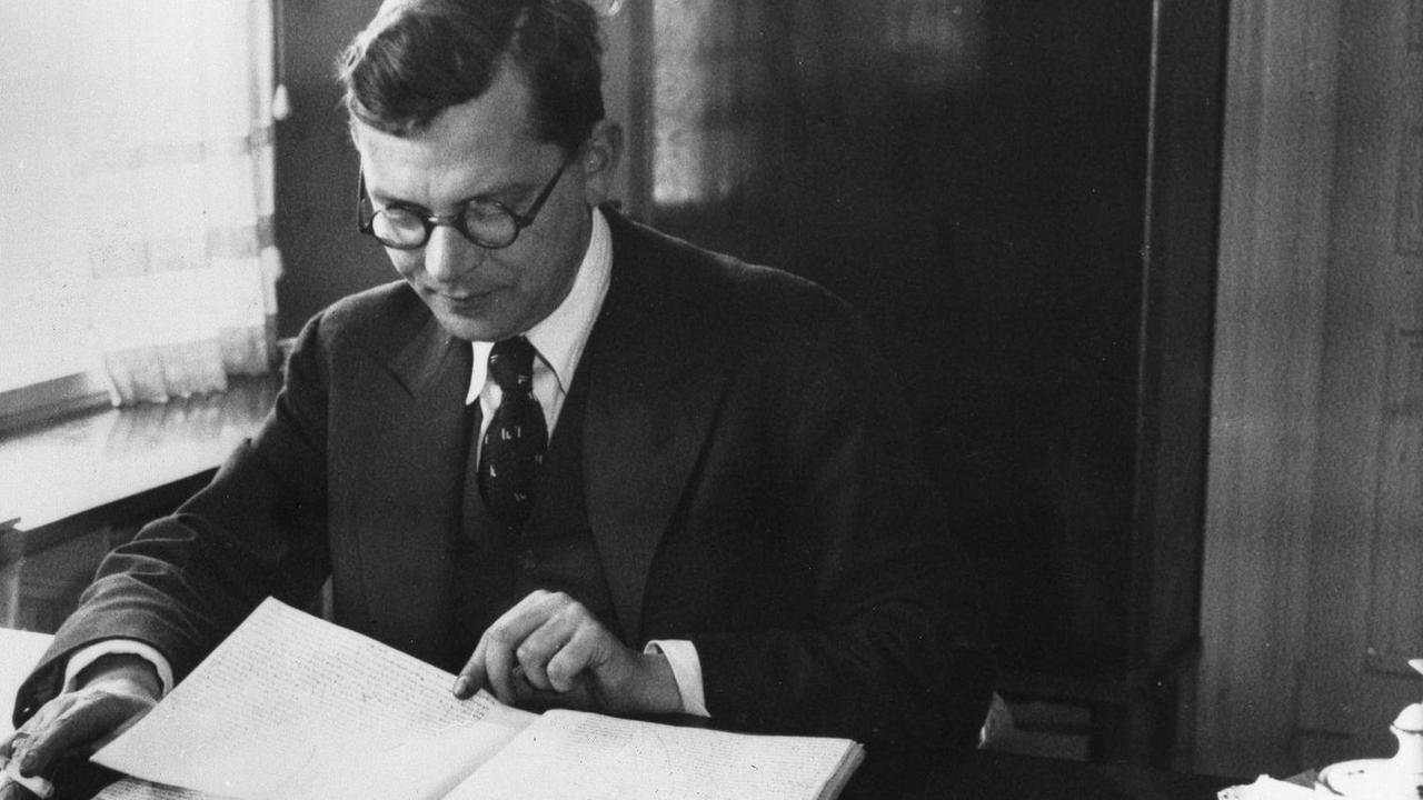 Hans Fallada am Schreibtisch in seinem Arbeitszimmer. Hans Fallada am Schreibtisch in seinem Arbeitszimmer.