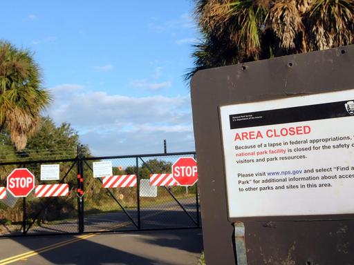 Titusville, Florida. Der Eingang zum US-Nationalpark Canaveral National Seashore in Florida ist wegen des Government Shutdowns am 12. Januar 2019 geschlossen. US-Präsident Donald Trump's fordert die Finanzierung einer Grenzmauer zu Mexiko, die Demokraten lehnen das ab. 800.000 Regierungangestellte bekommen deshalb kein Geld.