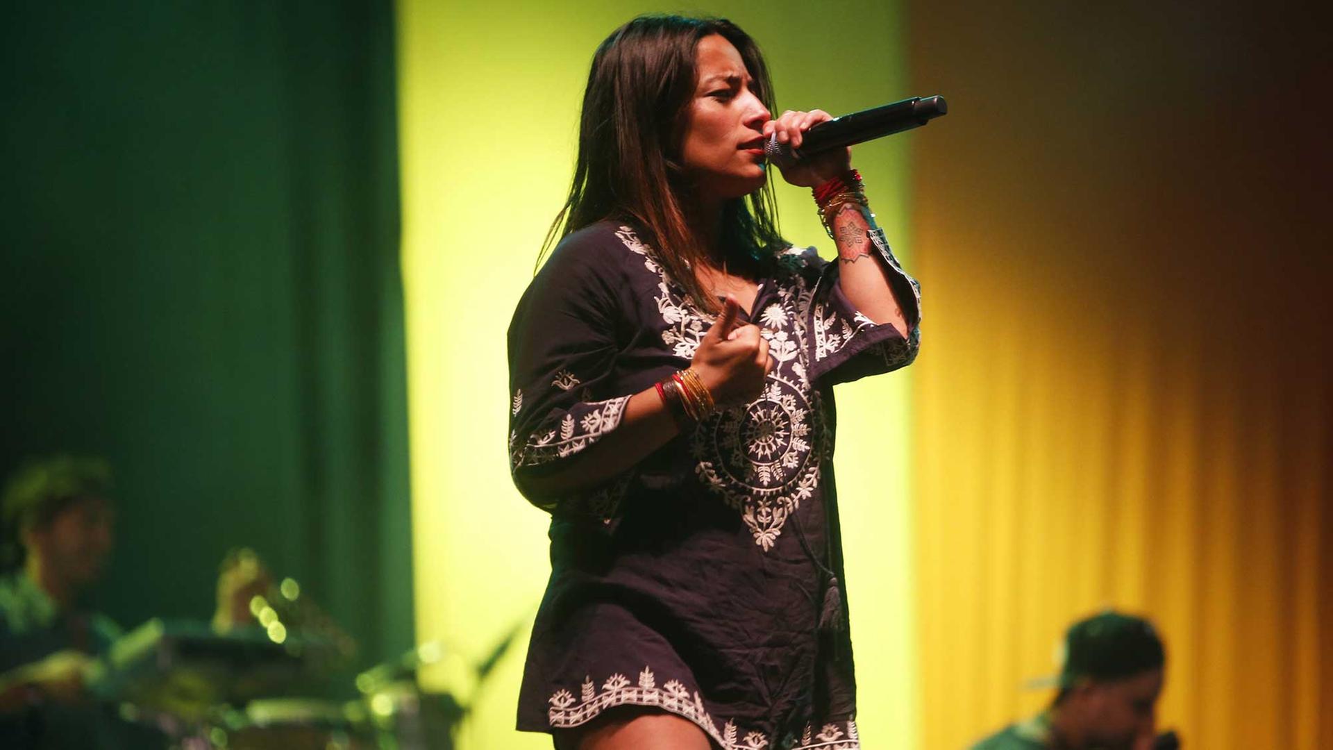 Die chilenische Rapperin Ana Tijoux beim Womad Festival Chile in Santiago de Chile 2016. Die chilenische Rapperin Ana Tijoux beim Womad Festival Chile in Santiago de Chile 2016.