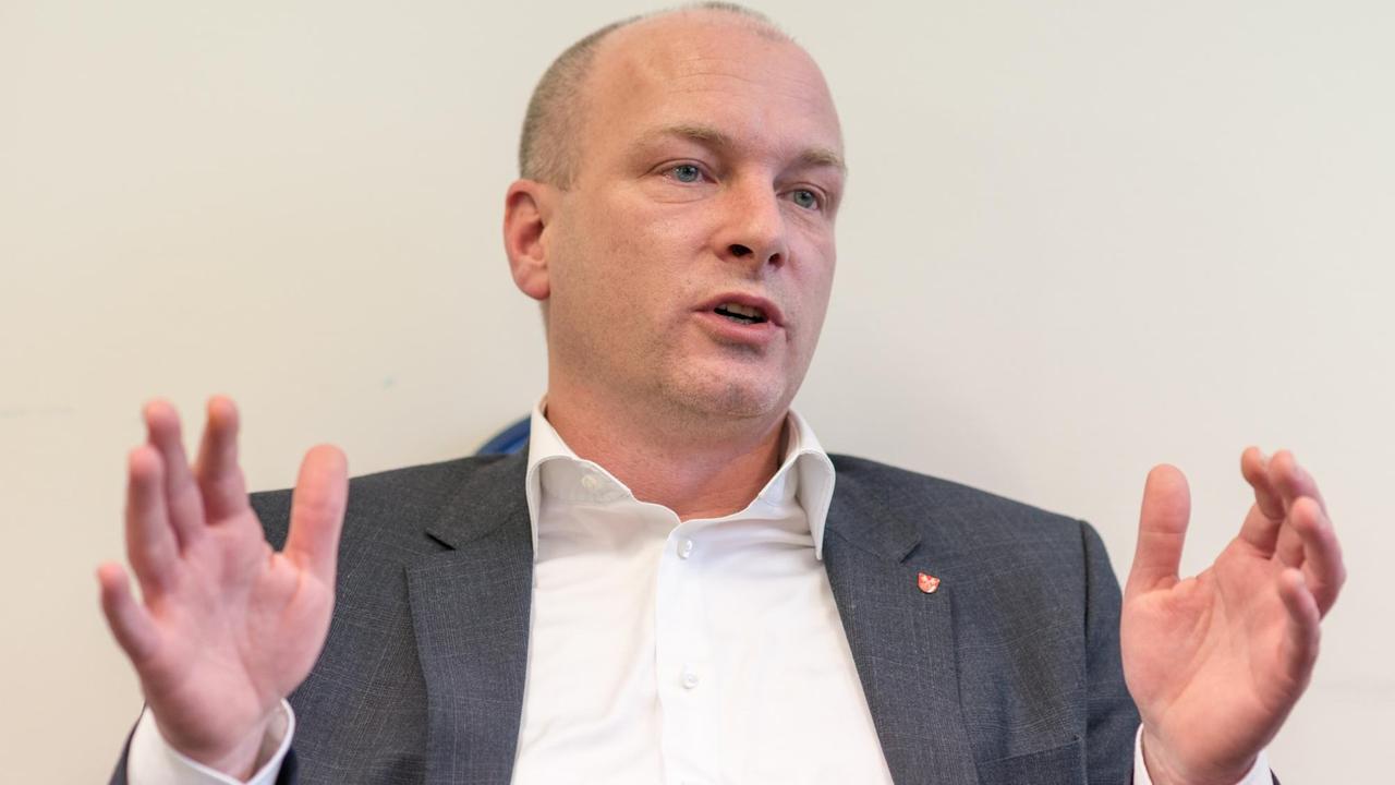 Der Regensburger Oberbürgermeister-Kandidat der SPD, Joachim Wolbergs. In der Affäre um Spenden von Bauunternehmern an seinen SPD-Ortsverein ist Wolbergs verhaftet worden. Der Regensburger Oberbürgermeister-Kandidat der SPD, Joachim Wolbergs. In der Affäre um Spenden von Bauunternehmern an seinen SPD-Ortsverein ist Wolbergs verhaftet worden.