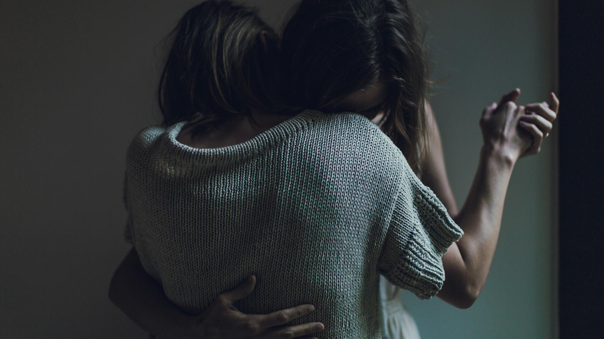 Zwei Frauen tanzen zusammen Zwei Frauen tanzen zusammen