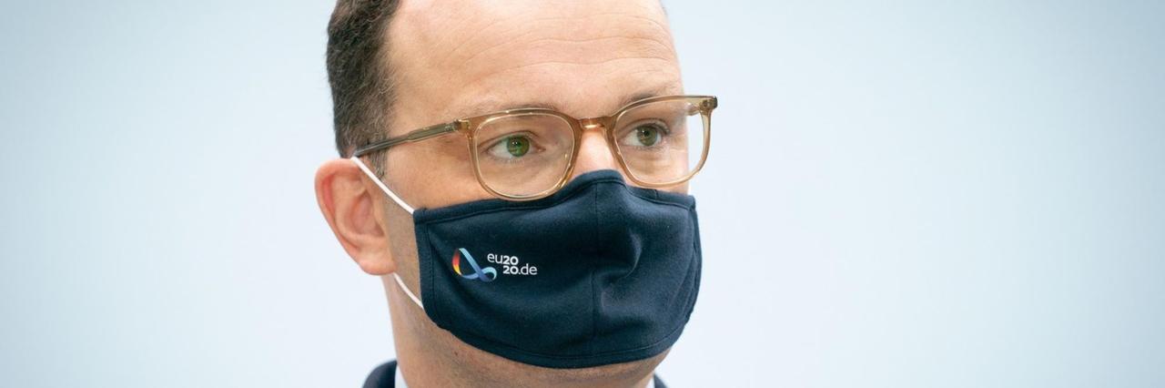 Berlin: Jens Spahn (CDU), Bundesminister für Gesundheit, kommt mit Mund-Nasen-Schutz zur Pressekonferenz in seinem Ministerium.