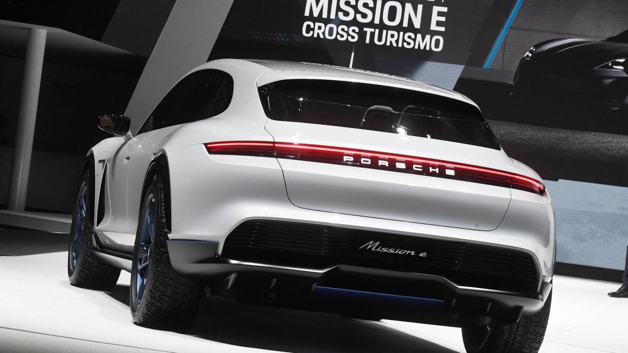 Der Porsche Mission E Cross Turismo beim Genfer Autosalon Porsche Der Porsche Mission E Cross Turismo beim Genfer Autosalon Porsche