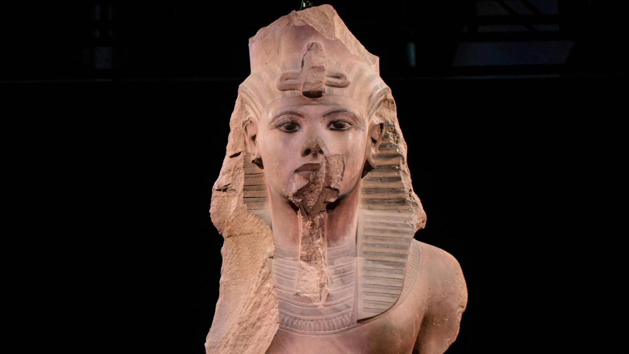 Teil einer 3 Meter hohen Quarzit-Statue von Tutanchamun in der Ausstellung "Tutanchamun. Der Schatz des Pharaos" in Paris. Teil einer 3 Meter hohen Quarzit-Statue von Tutanchamun in der Ausstellung "Tutanchamun. Der Schatz des Pharaos" in Paris.