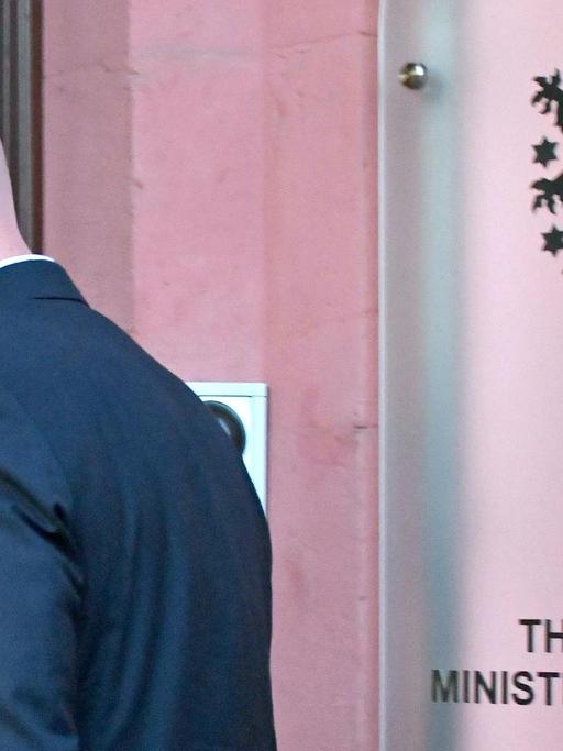 Thomas Kemmerich (FDP), neuer Ministerpräsident von Thüringen, betritt nach der Wahl die Thüringer Staatskanzlei.