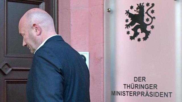 Thomas Kemmerich (FDP), neuer Ministerpräsident von Thüringen, betritt nach der Wahl die Thüringer Staatskanzlei.