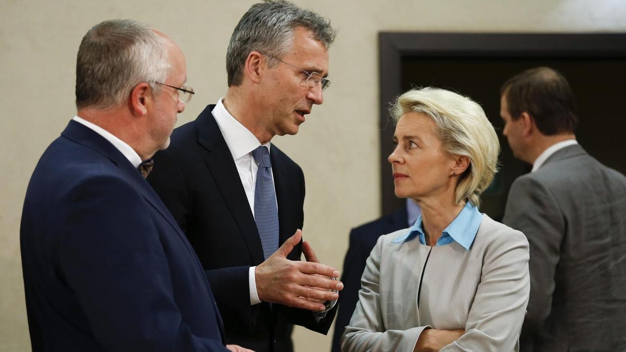 Juozas Olekas, Vertedigungsminister Litauens, NATO-Generalsekretär Jens Stoltenberg und Bundesverteidigungsministerin Ursula von der Leyen unterhalten sich beim NATO-Treffen in Brüssel. Juozas Olekas, Vertedigungsminister Litauens, NATO-Generalsekretär Jens Stoltenberg und Bundesverteidigungsministerin Ursula von der Leyen unterhalten sich beim NATO-Treffen in Brüssel.