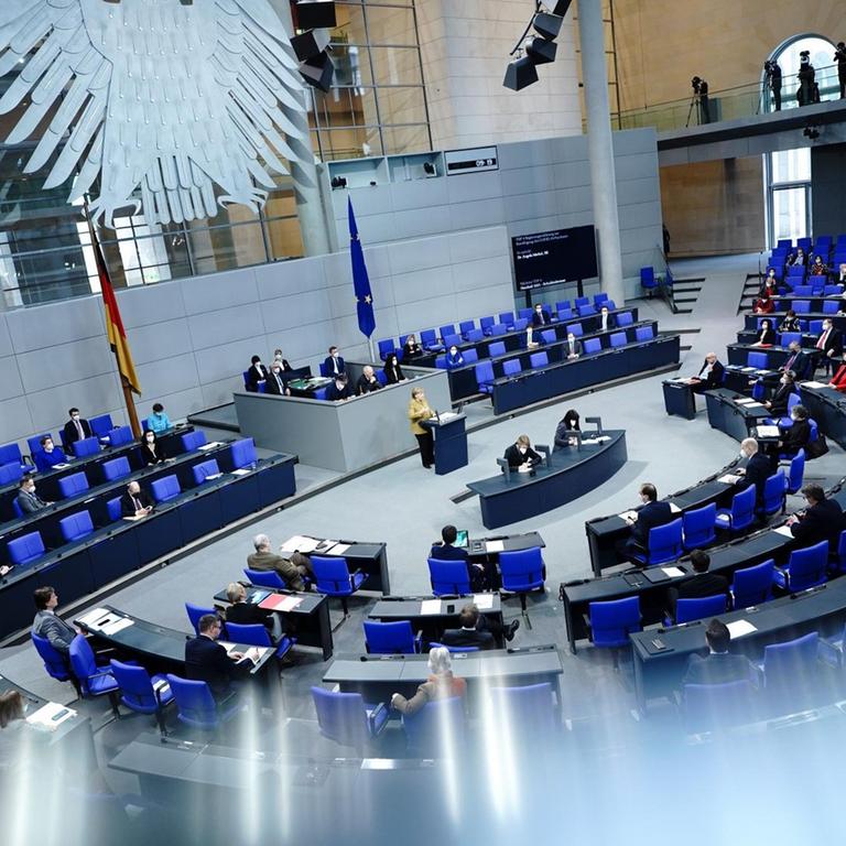 Berlin: Bundeskanzlerin Angela Merkel (CDU) hält in der Plenarsitzung des Deutschen Bundestages eine Regierungserklärung zu den Ergebnissen der Bund-Länder-Runde zur Bewältigung der Corona-Pandemie. 