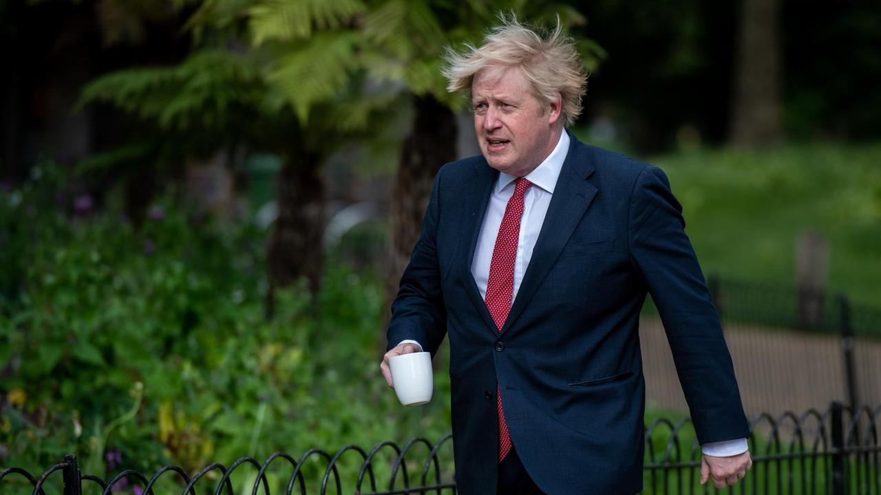 Der britische Premierminister Boris Johnson mit einer Kaffee-Tasse beim morgendlichen Spaziergang im St. James-Park, bevor er später am 11. Mai 2020 in London, mit dem Parlament zusammentrifft. Der Premierminister kündigte dabei die allgemeinen Umrisse eines schrittweisen Ausstiegs aus der derzeitigen Abriegelung an, die vor fast zwei Monaten beschlossen wurde, um die Ausbreitung von Covid-19 einzudämmen.
Der britische Premierminister Boris Johnson mit einer Kaffee-Tasse beim morgendlichen Spaziergang im St. James-Park, bevor er später am 11. Mai 2020 in London, mit dem Parlament zusammentrifft. Der Premierminister kündigte dabei die allgemeinen Umrisse eines schrittweisen Ausstiegs aus der derzeitigen Abriegelung an, die vor fast zwei Monaten beschlossen wurde, um die Ausbreitung von Covid-19 einzudämmen.