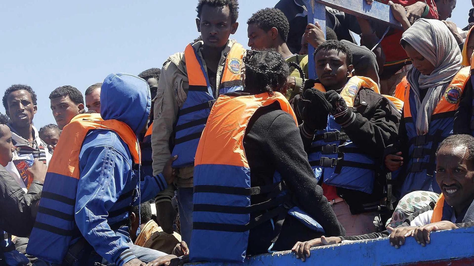 Diese Flüchtlinge verdanken ihr Leben der italienischen Militär-Operation Mare Nostrum. Diese Flüchtlinge verdanken ihr Leben der italienischen Militär-Operation Mare Nostrum.
