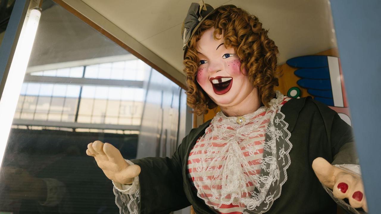 Eine Puppe mit auffallend aufgerissenem Mund in einer Vitrine. Eine Puppe mit auffallend aufgerissenem Mund in einer Vitrine.