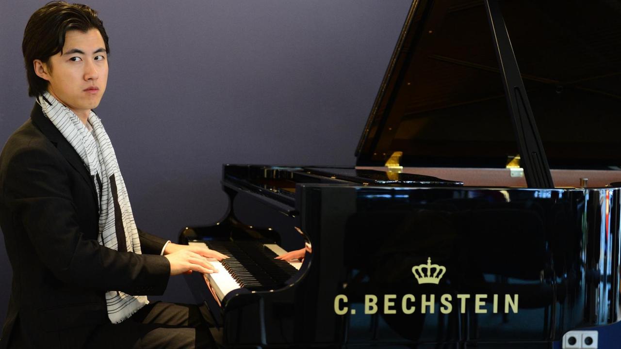 Der Pianist Haiou Zhang spielt am 10.10.2012 in Hannover auf einem Klavier.