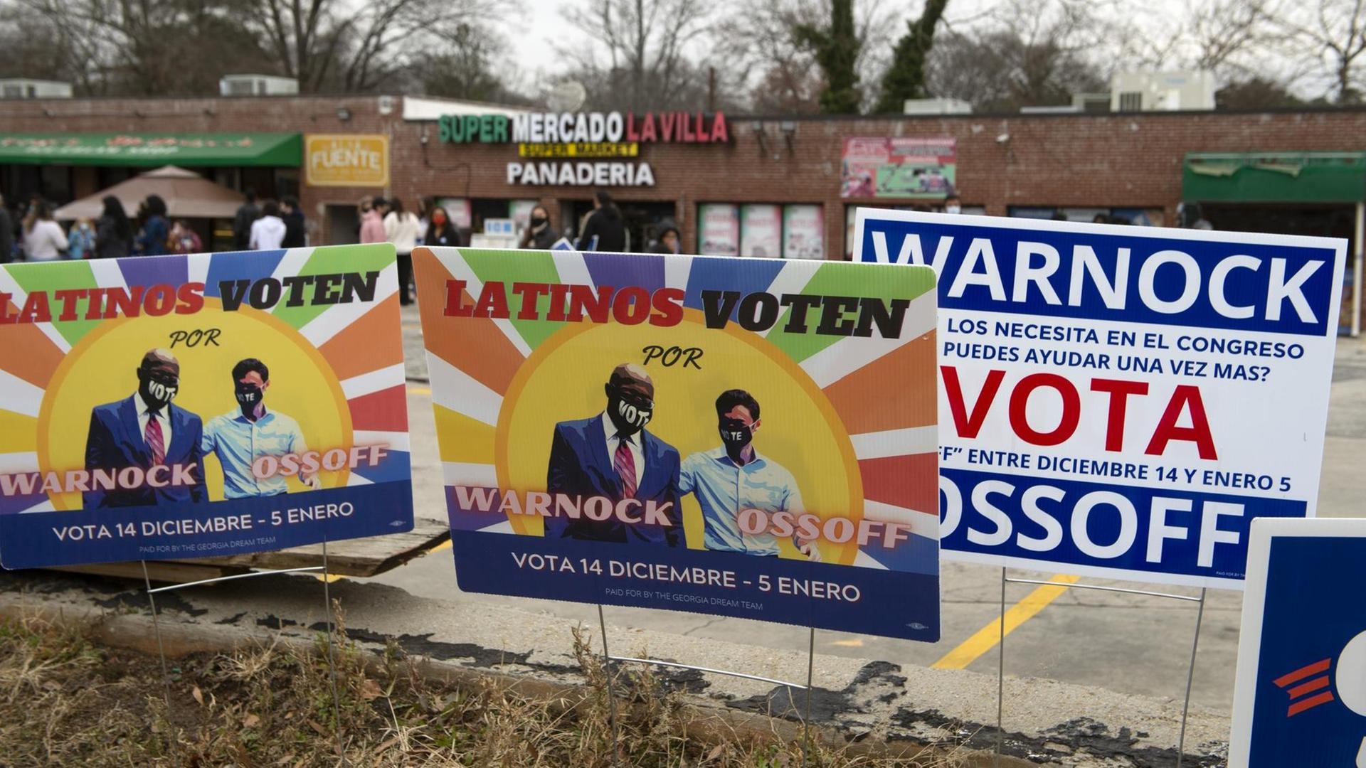 Wahlplakate der demokratischen Bewerber um die beiden Senatssitze, Jon Ossoff und Raphael Warnock, in Marietta, Georgia Wahlplakate der demokratischen Bewerber um die beiden Senatssitze, Jon Ossoff und Raphael Warnock, in Marietta, Georgia