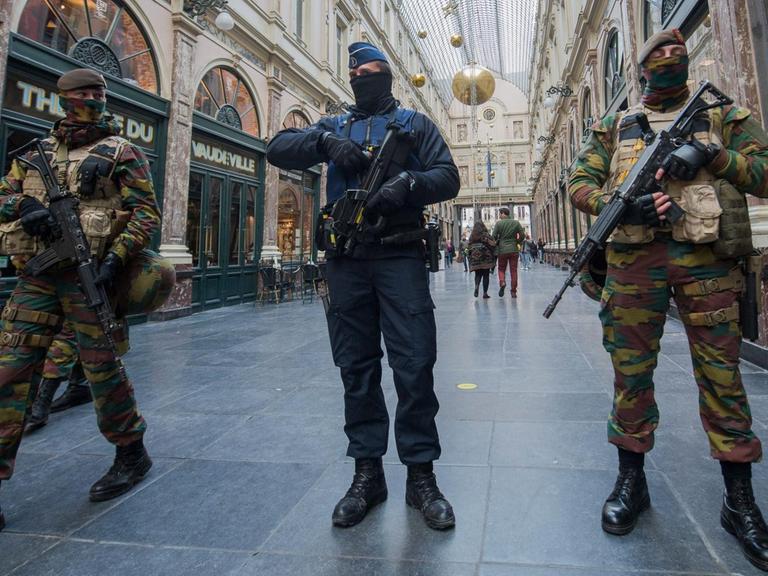 Polizisten und Soldaten in Brüssel.