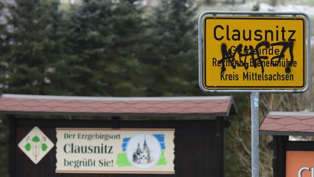 Ein beschmiertes Ortsschild von Clausnitz