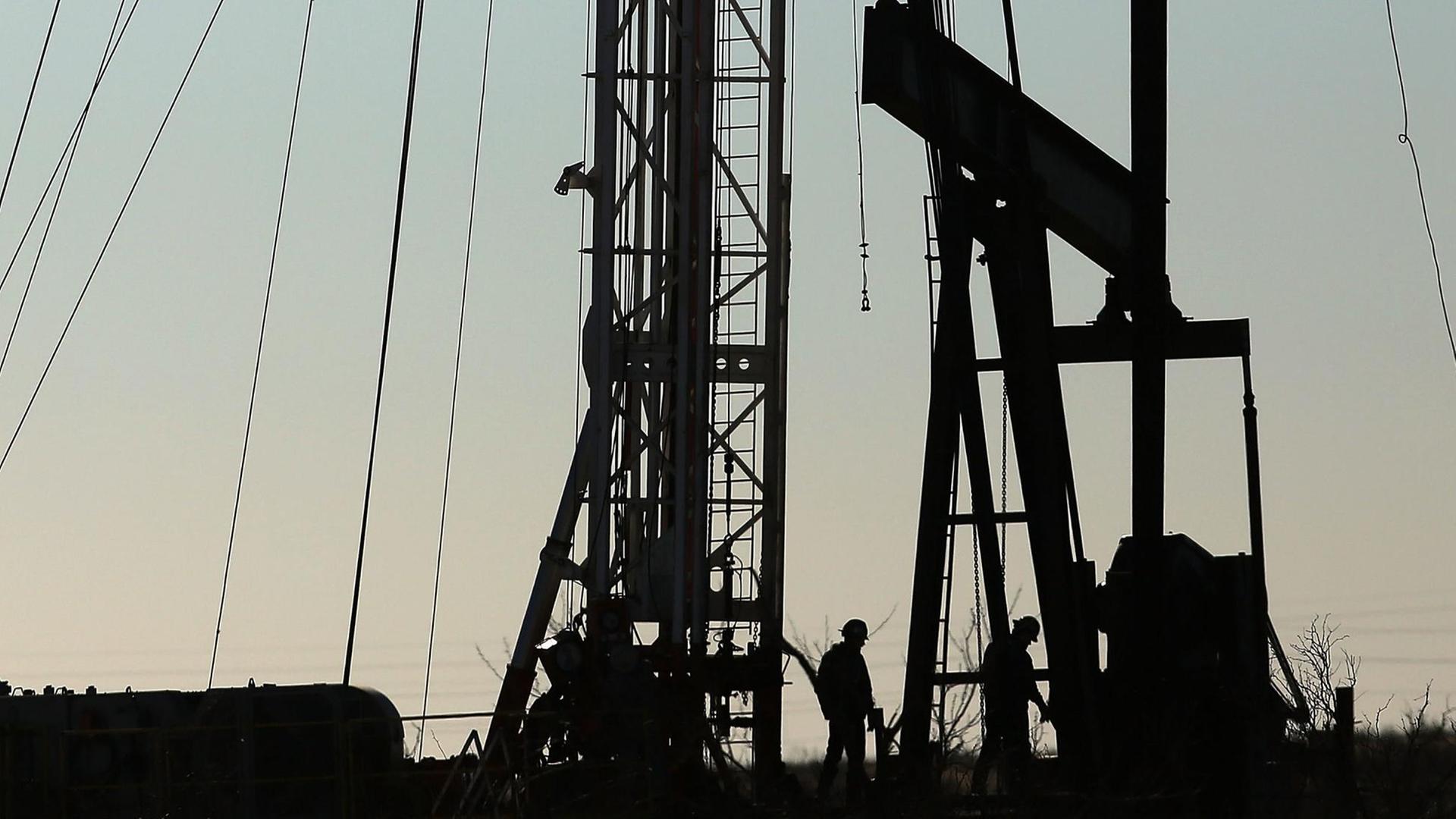 Ein Arbeiter steht vor Bohrtürmen einer Ölfirma in Odessa, im US-Bundesstaat Texas.