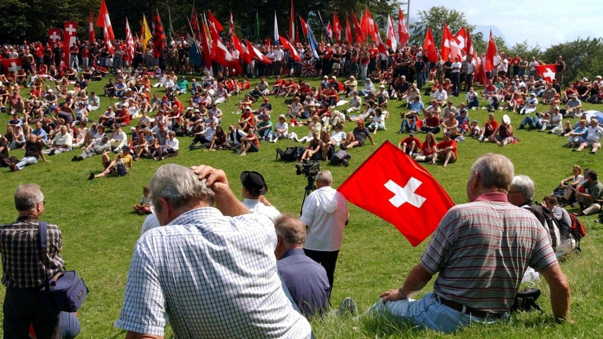 Zuschauer hören sich auf der Rütli-Wiese im Kanton Uri anlässlich des Nationalfeiertages eine Rede an. Das Rütli, eine Bergwiese oberhalb des Vierwaldstätter Sees, gilt als Urstätte der Schweizer Eidgenossenschaft. Zuschauer hören sich auf der Rütli-Wiese im Kanton Uri anlässlich des Nationalfeiertages eine Rede an. Das Rütli, eine Bergwiese oberhalb des Vierwaldstätter Sees, gilt als Urstätte der Schweizer Eidgenossenschaft.
