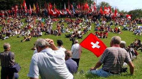 Zuschauer hören sich auf der Rütli-Wiese im Kanton Uri anlässlich des Nationalfeiertages eine Rede an. Das Rütli, eine Bergwiese oberhalb des Vierwaldstätter Sees, gilt als Urstätte der Schweizer Eidgenossenschaft.