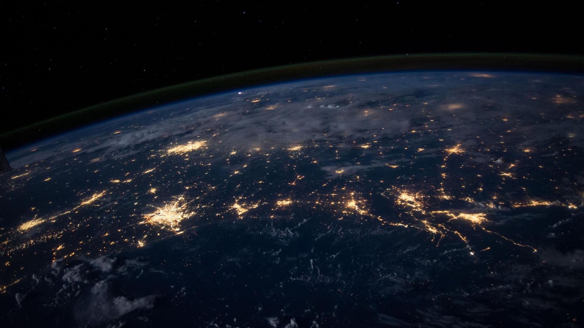 Das Bild zeigt den Planeten Erde aus dem Weltraum fotografiert bei Dämmerung - so lassen sich die Ballungszentren anhand von elektrischem Licht ausmachen Das Bild zeigt den Planeten Erde aus dem Weltraum fotografiert bei Dämmerung - so lassen sich die Ballungszentren anhand von elektrischem Licht ausmachen