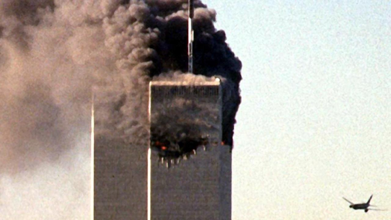 Eines der Flugzeuge steuert auf den noch unversehrten Turm des World Trade Centers in New York zu. Eines der Flugzeuge steuert auf den noch unversehrten Turm des World Trade Centers in New York zu.