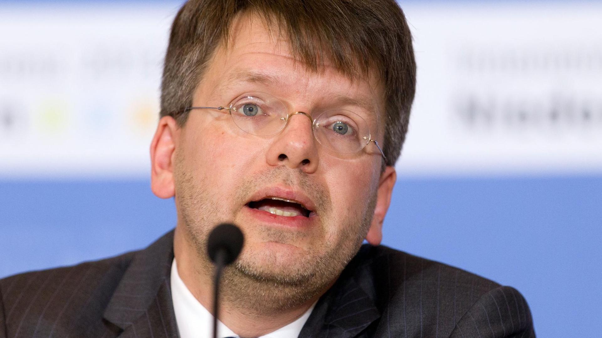 Der Rechtswissenschaftler Christoph Möllers spricht am 04.12.2013 in Osnabrück auf einer Pressekonferenz zum NPD-Verbotsverfahren Der Rechtswissenschaftler Christoph Möllers spricht am 04.12.2013 in Osnabrück auf einer Pressekonferenz zum NPD-Verbotsverfahren