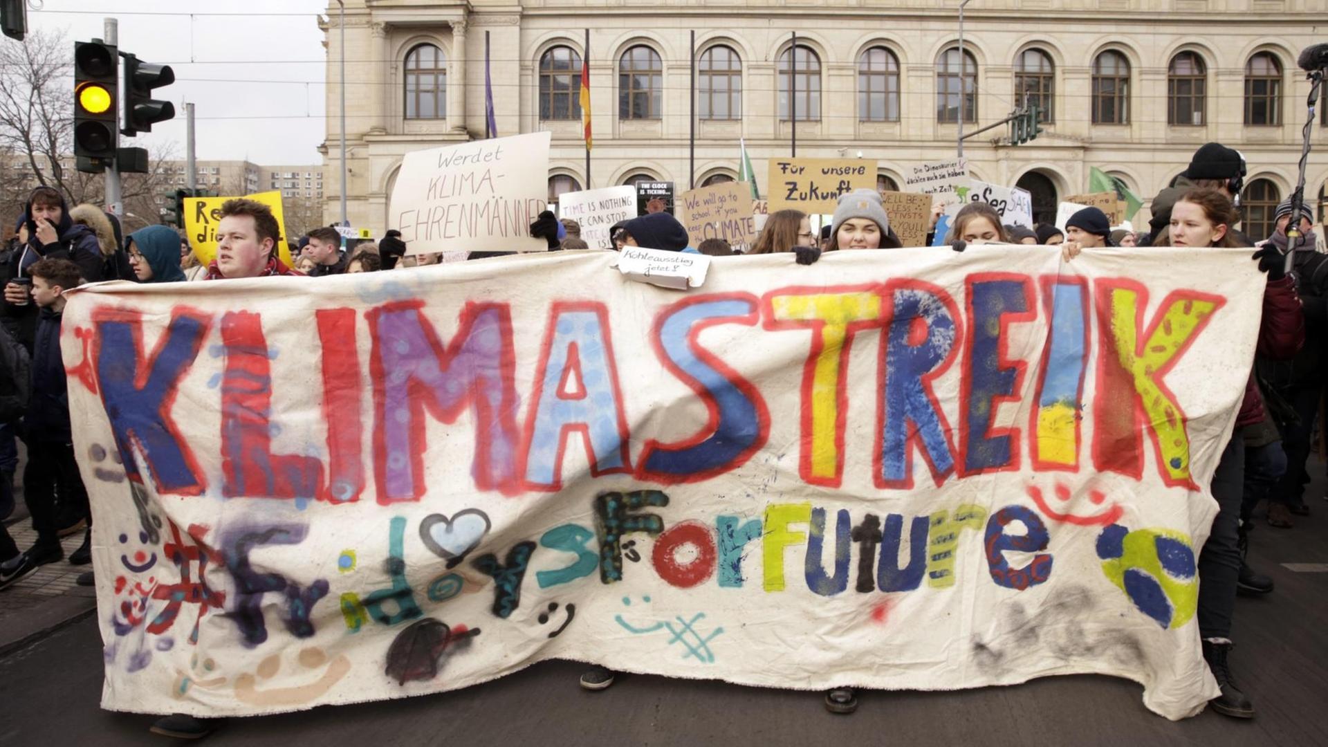 Etwa 10.000 Schüler demonstrieren unter dem Motto 'Fridays for Future' für mehr Klimaschutz weltweit am Kanzleramt. Etwa 10.000 Schüler demonstrieren unter dem Motto 'Fridays for Future' für mehr Klimaschutz weltweit am Kanzleramt.