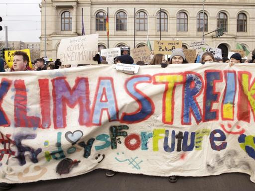 Etwa 10.000 Schüler demonstrieren unter dem Motto 'Fridays for Future' für mehr Klimaschutz weltweit am Kanzleramt.