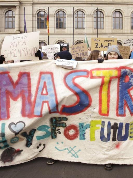 Etwa 10.000 Schüler demonstrieren unter dem Motto 'Fridays for Future' für mehr Klimaschutz weltweit am Kanzleramt.
