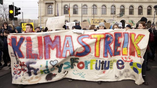 Etwa 10.000 Schüler demonstrieren unter dem Motto 'Fridays for Future' für mehr Klimaschutz weltweit am Kanzleramt.