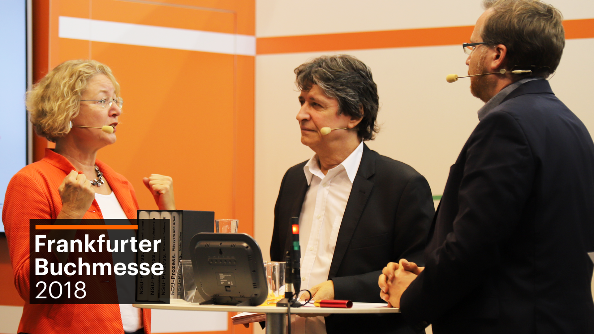 Annette Ramelsberger, Tanjev Schultz und Moderator Joachim Scholl stehen an einem Gesprächspult und reden miteinander Annette Ramelsberger, Tanjev Schultz und Moderator Joachim Scholl stehen an einem Gesprächspult und reden miteinander