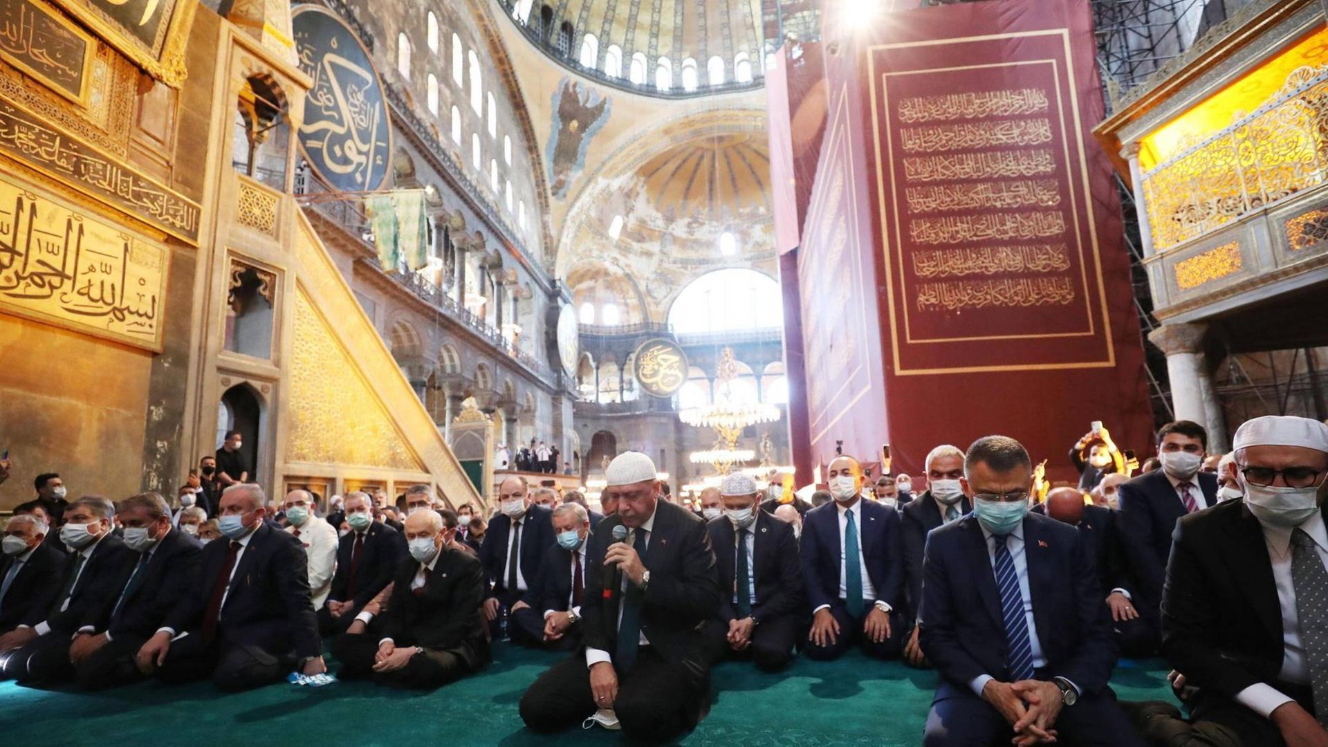 Der türkische Präsident Recep Tayyip Erdogan beim ersten Gebet in der zur Moschee umgewandelten Hagia Sophia. Der türkische Präsident Recep Tayyip Erdogan beim ersten Gebet in der zur Moschee umgewandelten Hagia Sophia.