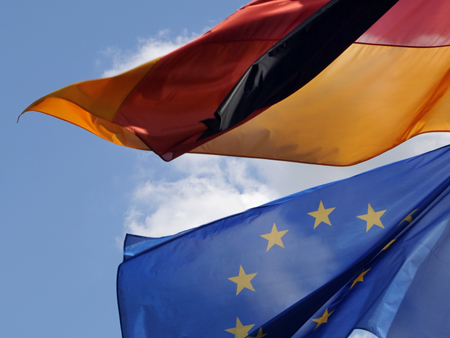 Eine Deutschland- und eine Europafahne wehen vor dem Bundesverfassungsgericht in Karlsruhe Eine Deutschland- und eine Europafahne wehen vor dem Bundesverfassungsgericht in Karlsruhe