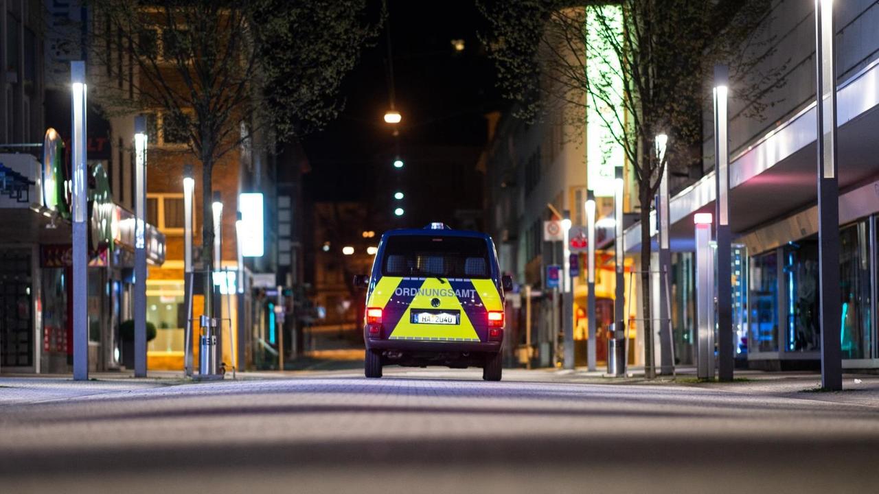 Ein Auto des Ordnungsamts fährt durch die Fußgängerzone und kontrolliert die Einhaltung der Ausgangssperre. In Hagen gilt seit eine Ausgangssperre von 21-5 Uhr. Ein Auto des Ordnungsamts fährt durch die Fußgängerzone und kontrolliert die Einhaltung der Ausgangssperre. In Hagen gilt seit eine Ausgangssperre von 21-5 Uhr.