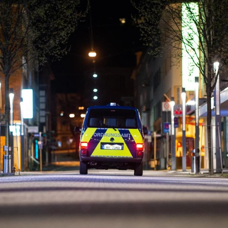 Ein Auto des Ordnungsamts fährt durch die Fußgängerzone und kontrolliert die Einhaltung der Ausgangssperre. In Hagen gilt seit eine Ausgangssperre von 21-5 Uhr.