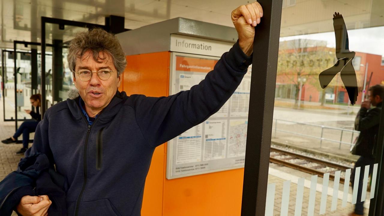 Andres Veiel steht auf dem Bahnhof Stuttgart-Möhringen an einem Fahrkartenautomaten.
