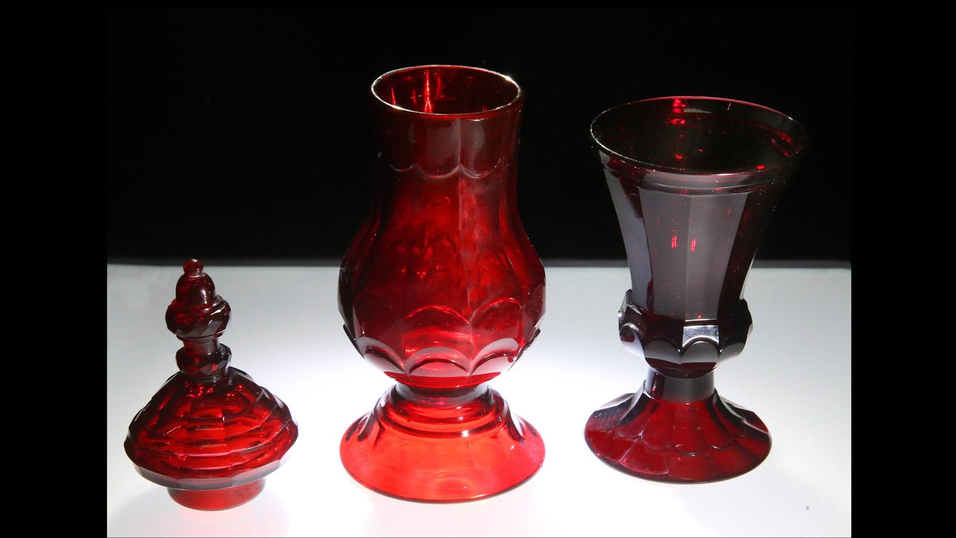 Goldrubingläser um 1700, geschaffen von dem Alchemisten Johann Kunckel; zu sehen in "Alchemie - Die Suche nach dem Weltgeheimnis", Sonderausstellung im Landesmuseum für Vorgeschichte Halle/Saale, 25. November 2016 bis 5. Juni 2017 Goldrubingläser um 1700, geschaffen von dem Alchemisten Johann Kunckel; zu sehen in "Alchemie - Die Suche nach dem Weltgeheimnis", Sonderausstellung im Landesmuseum für Vorgeschichte Halle/Saale, 25. November 2016 bis 5. Juni 2017