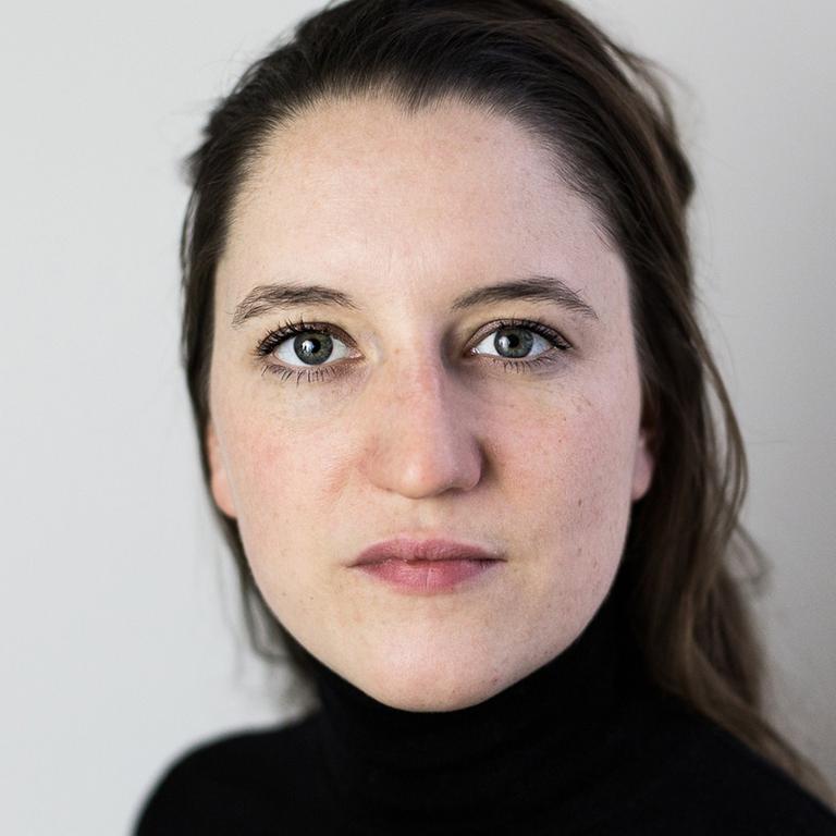 Charlotte von Bernstorff posiert für ein Porträtfoto