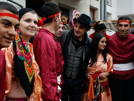 Der bosnische Musiker Goran Bregovic bei einem Besuch der Roma-Gemeinde in Sarajewo im Dezember 2013.