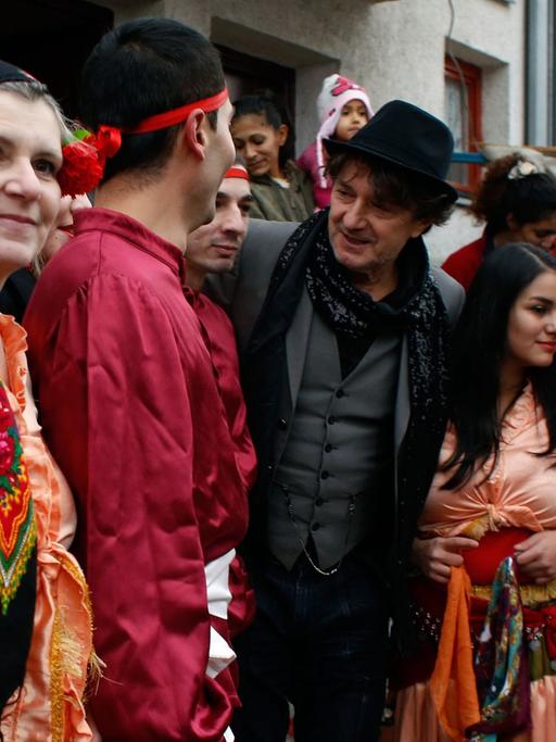Der bosnische Musiker Goran Bregovic bei einem Besuch der Roma-Gemeinde in Sarajewo im Dezember 2013.