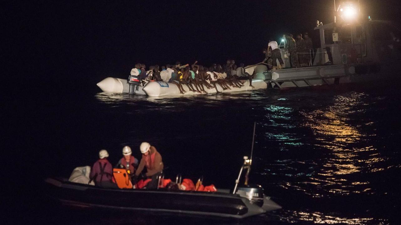 Fotos von Seawatch zeigen das Eingreifen der libyschen Küstenwache Fotos von Seawatch zeigen das Eingreifen der libyschen Küstenwache