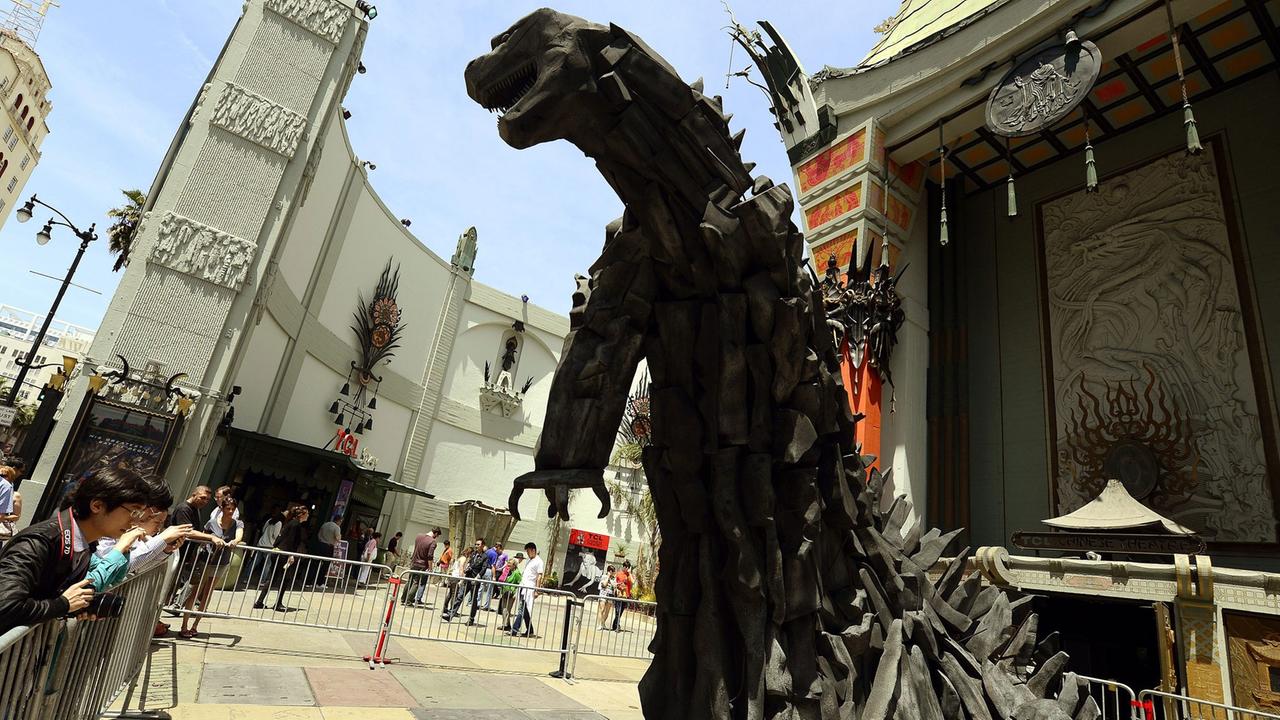 Ein sechs Meter hoher Godzilla vor dem chinesischen Theater in Hollywood.