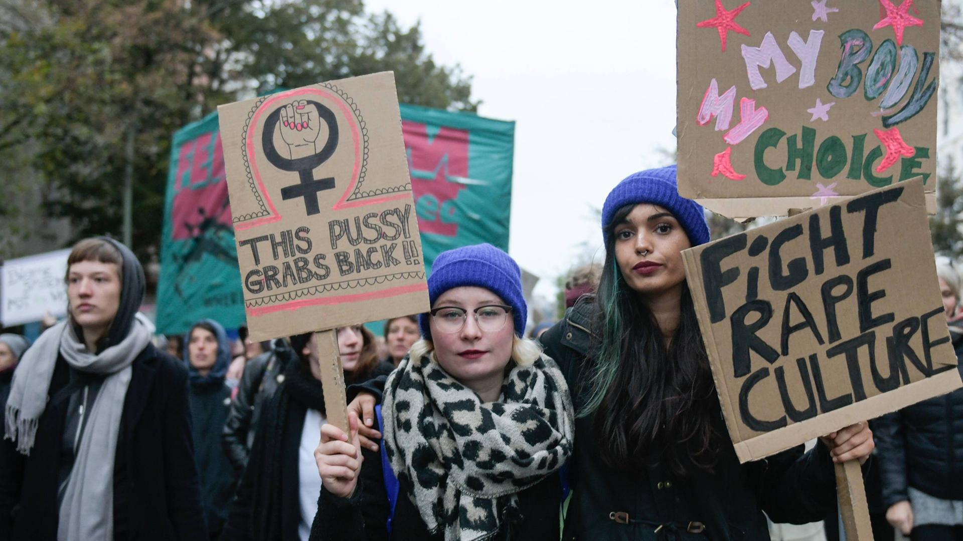 Eine Demonstration gegen sexualisierte Gewalt und sexistische Übergriffe am 28. Oktober 2017 in Berlin. Eine Demonstration gegen sexualisierte Gewalt und sexistische Übergriffe am 28. Oktober 2017 in Berlin.