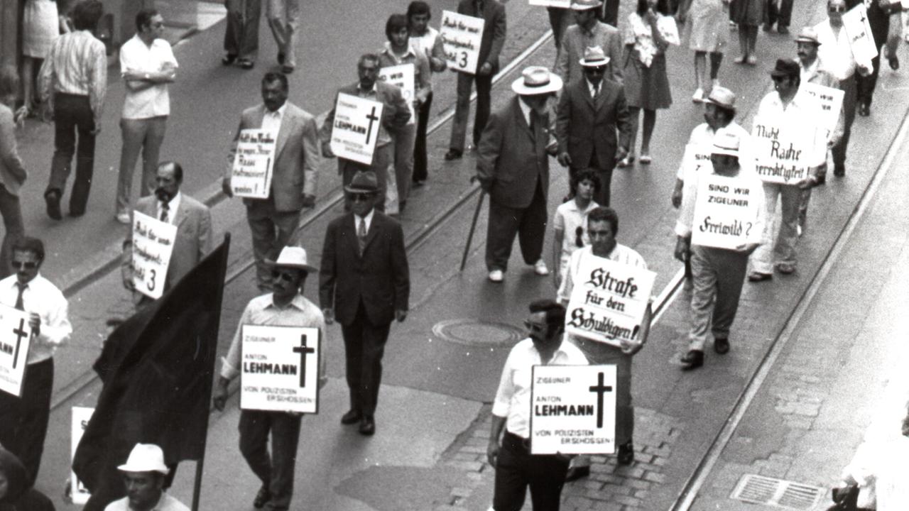 1973 gab es in Heidelberg die erste Demonstration von Sinti, um gegen die Erschießung eines Sinto durch Polizisten zu protestieren. 1973 gab es in Heidelberg die erste Demonstration von Sinti, um gegen die Erschießung eines Sinto durch Polizisten zu protestieren.
